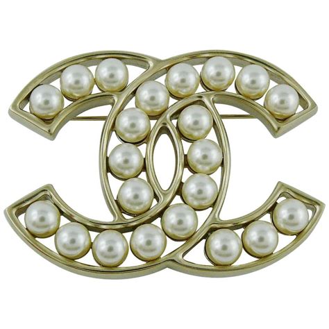 chanel brooch pearl and chain